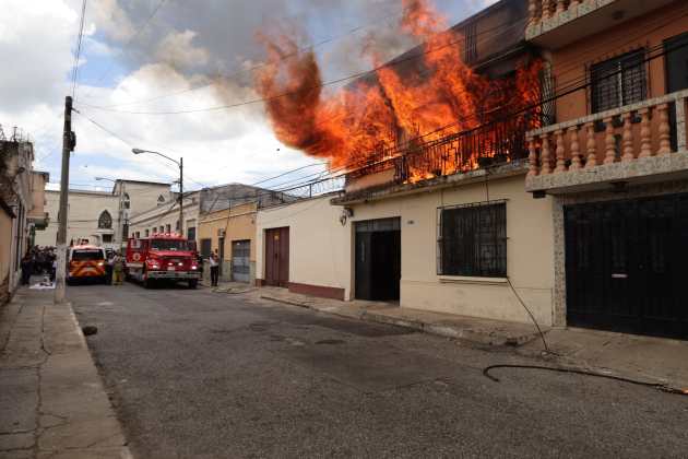 Asilo para ancianos es consumido por las llamas en la zona 1. Foto La Hora: CVB.