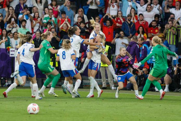 Las jugadoras de la selección inglesa celebran su victoria en la final de la Eurocopa Femenina 2025 tras derrotar a España en el encuentro que han disputado este domingo en el St. Jakob Park de Basilea (Suiza). Foto La Hora: EFE.