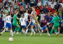 Las jugadoras de la selección inglesa celebran su victoria en la final de la Eurocopa Femenina 2025 tras derrotar a España en el encuentro que han disputado este domingo en el St. Jakob Park de Basilea (Suiza). Foto La Hora: EFE.