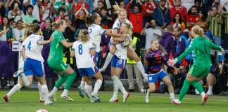 Las jugadoras de la selección inglesa celebran su victoria en la final de la Eurocopa Femenina 2025 tras derrotar a España en el encuentro que han disputado este domingo en el St. Jakob Park de Basilea (Suiza). Foto La Hora: EFE.