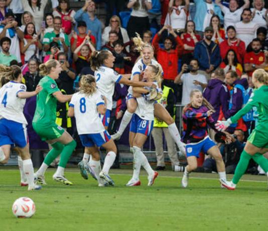 Las jugadoras de la selección inglesa celebran su victoria en la final de la Eurocopa Femenina 2025 tras derrotar a España en el encuentro que han disputado este domingo en el St. Jakob Park de Basilea (Suiza). Foto La Hora: EFE.