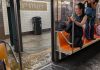 Usuario del metro de Nueva York se refugian sobre sus asientos ante inundaciones reportadas el 14 de julio por la noche.