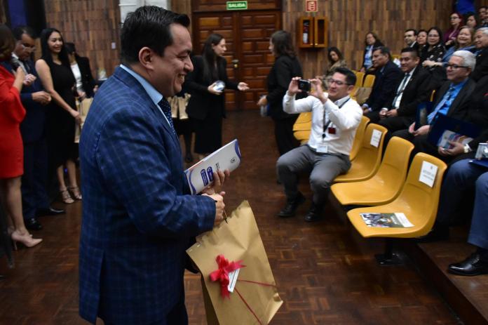 El juez Jimi Bremer ganó un presente en la rifa del Organismo Judicial. Foto: La Hora / Daniel Ramírez.
