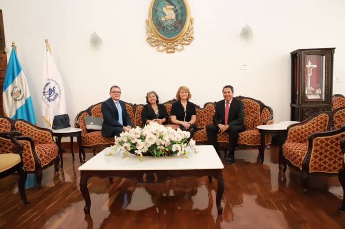 De izquierda a derecha: Leonel Sáenz Bojórquez, Dora Fuentes López, Beyla Estrada Barrientos y el expresidente del OJ, Oscar Cruz. Foto: La Hora.