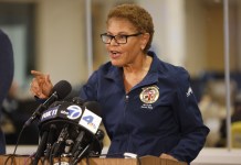 Karen Bass, alcaldesa de Los Ángeles, refuerza protección a migrantes ante redadas de Trump