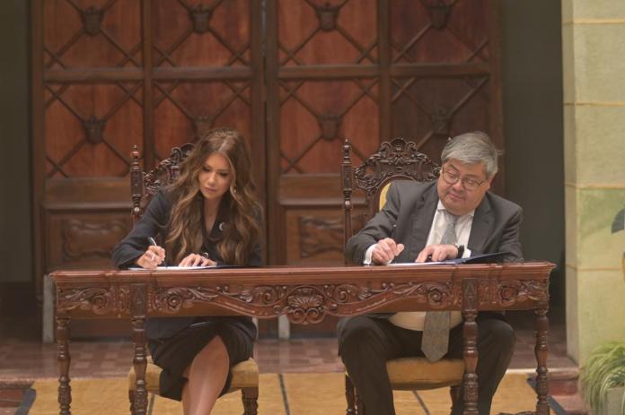 Kristi Noem y Francisco Jiménez el pasado 26 de junio