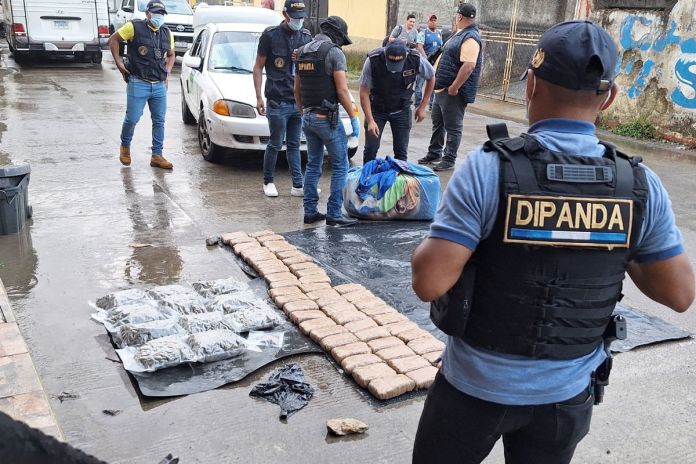 Localizan vehículo con 50 paquetes de presunta droga en Cobán. Foto La Hora: PNC