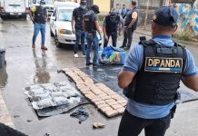 Localizan vehículo con 50 paquetes de presunta droga en Cobán. Foto La Hora: PNC