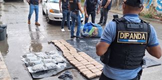 Localizan vehículo con 50 paquetes de presunta droga en Cobán. Foto La Hora: PNC