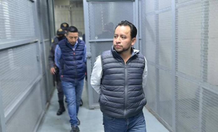 Luis-Pacheco-y-Hector-Chaclan-previo-a-ingresar-a-audiencia-de-primera-declaracion- Organizaciones internacionales denuncian abuso de imputaciones por terrorismo y asociación ilícita, así como reserva de casos contra dirigentes indígenas.