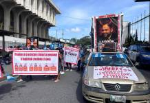 Manifestantes se apostaron frente a la Torre de Tribunales para protestar contra Alejandro Prado. Foto La Hora: Daniel Ramírez