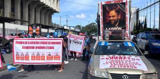 Manifestantes se apostaron frente a la Torre de Tribunales para protestar contra Alejandro Prado. Foto La Hora: Daniel Ramírez