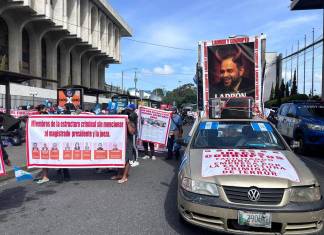Manifestantes se apostaron frente a la Torre de Tribunales para protestar contra Alejandro Prado. Foto La Hora: Daniel Ramírez