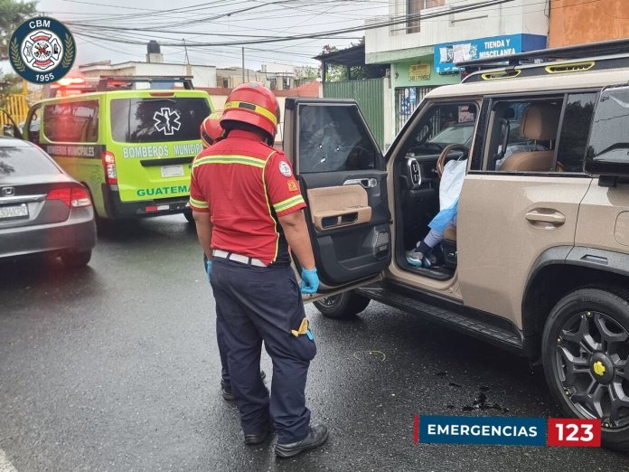 Colegio de Médicos y Cirujanos exige justicia por asesinato de médico en zona 7. Foto La Hora: CBM.