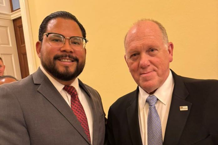 Eduardo Mejía, secretario de asuntos internacionales del MP se fotografío con Tom Homan, zar antiinmigrantes de EUA, tras participación en cumbre. Foto La Hora: MP
