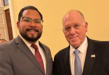 Eduardo Mejía, secretario de asuntos internacionales del MP se fotografío con Tom Homan, zar antiinmigrantes de EUA, tras participación en cumbre. Foto La Hora: MP