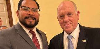Nunca vino Tom Homan y el MP fue como público a evento en que participó el Zar antinmigración Eduardo Mejía, secretario de asuntos internacionales del MP se fotografío con Tom Homan, zar antiinmigrantes de EUA, tras participación en cumbre. Foto La Hora: MP