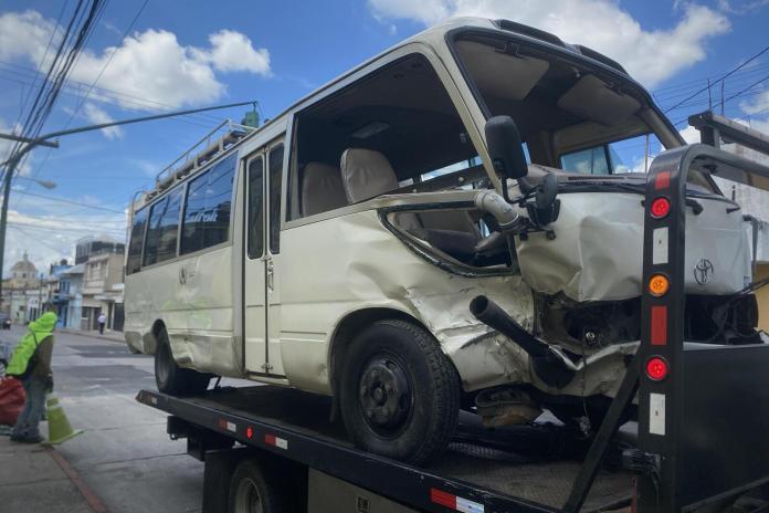 Un vehículo del Gobierno, asignado a la SAAS, resultó involucrado en el accidente. Foto: La Hora / José Orozco.