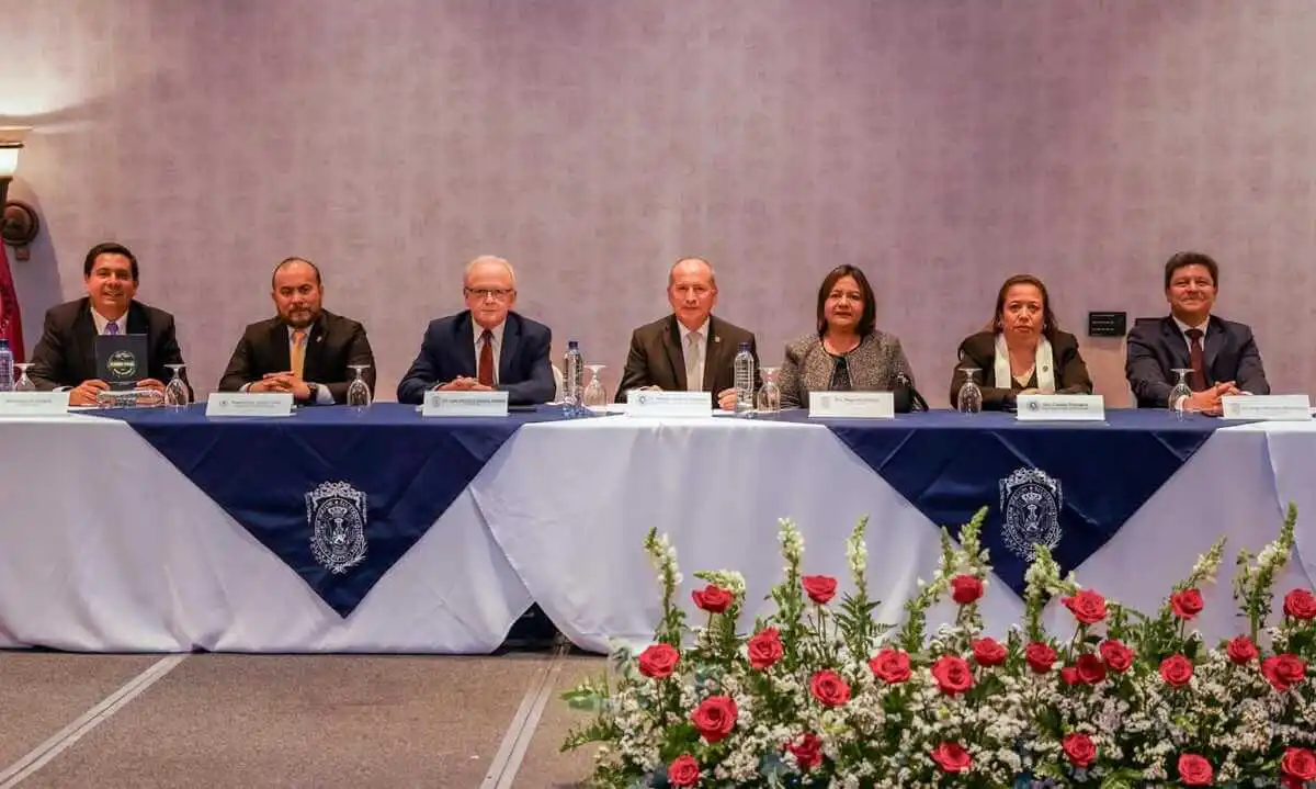 Miembros de ASPA en entrega de reconocimiento a Selvin Flores. Foto La Hora: Unidad Académica del CANG