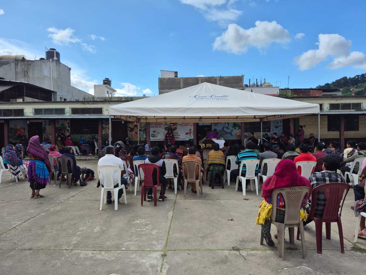 Sismos GT: Pobladores de Santa María de Jesús despiden a víctima en misa
