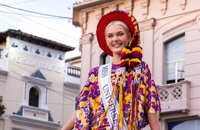 Miss Universo 2024, Victoria Kjær, se pasea por las calles con indumentaria representativa de Xela