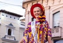 Miss Universo 2024, Victoria Kjær, se pasea por las calles con indumentaria representativa de Xela