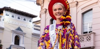 Miss Universo 2024, Victoria Kjær, se pasea por las calles con indumentaria representativa de Xela