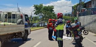 Video: Motorista atropella a mujer en el kilómetro 9 de la ruta al Atlántico Mujer atropellada en el kilómetro 9 de la ruta al Atlántico, zona 17. Foto La Hora: CBM
