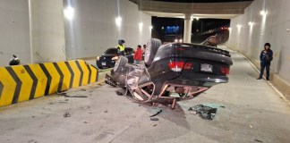 Vehículo vuelca en parte baja del paso a desnivel Naranjo-Minerva. Foto La Hora: CBM.
