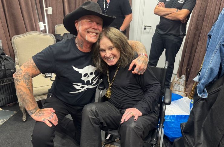 James Hetfield junto a Ozzy Osbourne durante el show de despedida de Black Sabbath, Foto La Hora: x/Ozzy Osbourne