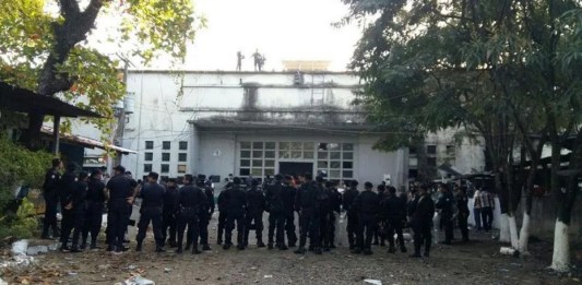 SP confirma muerte de dos reos tras amotinamiento en cárcel de Izabal, indicando que ya había alertado del peligro en su traslado.