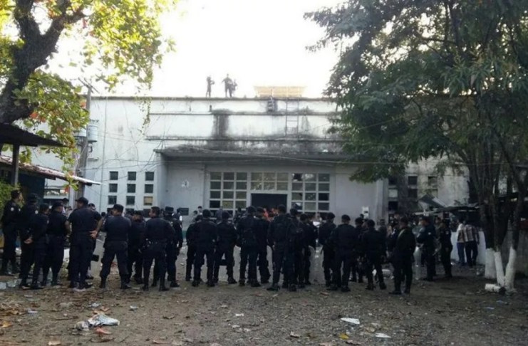 SP confirma muerte de dos reos tras amotinamiento en cárcel de Izabal, indicando que ya había alertado del peligro en su traslado.