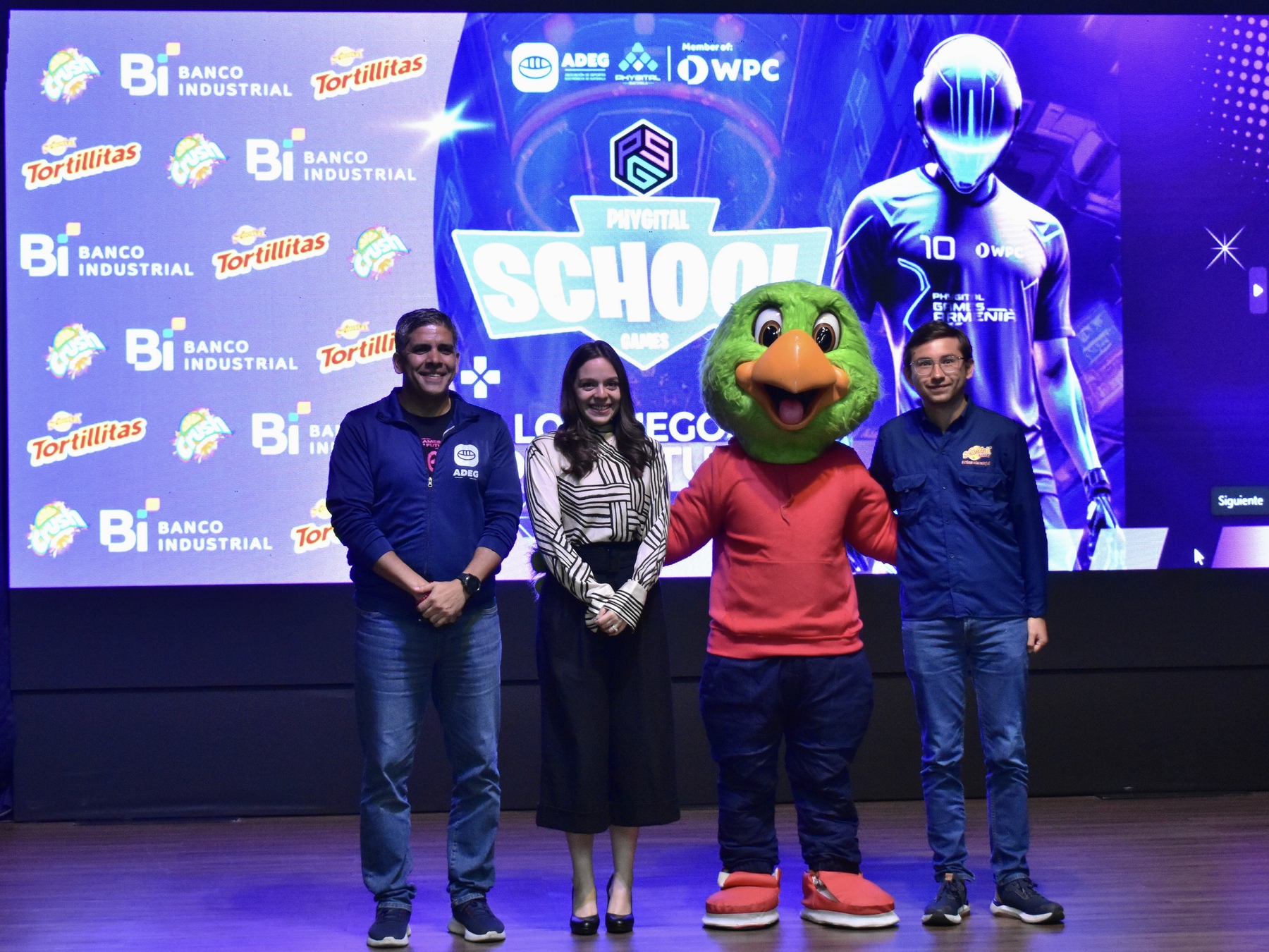 De izquierda a derecha:Pablo Melgar, presidente de la Asociación de Deportes Electrónicos de Guatemala (ADEG); Bárbara Sosa, representante de mercadeo de Banco Industrial; Lorito, botarga de Señorial Snacks; Iñaki Llarena, gerente de marca Jr de Señorial Snack. Foto: La Hora/ Daniel Ramírez.