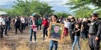 Compañeros del agente de la PNC, rindieron honores a José David Ramírez. Foto La Hora: PNC