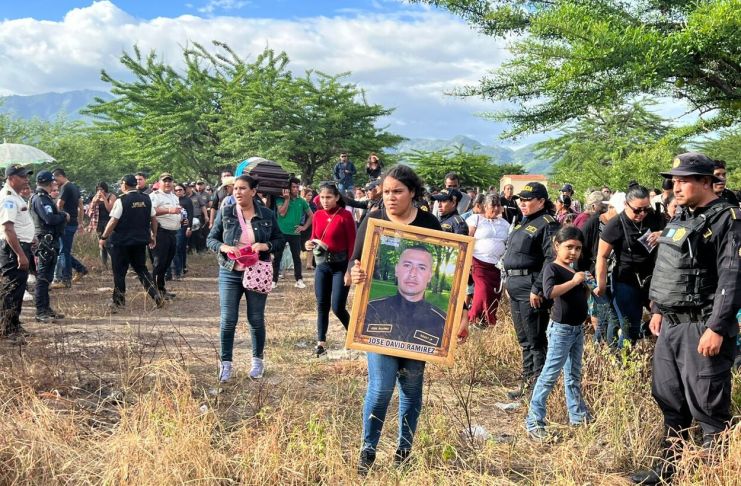 Compañeros del agente de la PNC, rindieron honores a José David Ramírez. Foto La Hora: PNC