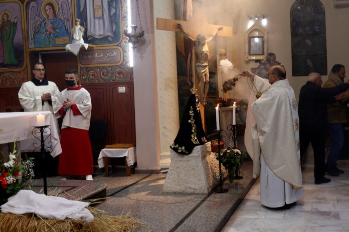 El padre Gabriel Romanelli durante una misa en la iglesia de la Sagrada Familia, en el corazón de la Franja de Gaza. Foto La Hora: AP