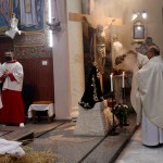 El padre Gabriel Romanelli durante una misa en la iglesia de la Sagrada Familia, en el corazón de la Franja de Gaza. Foto La Hora: AP