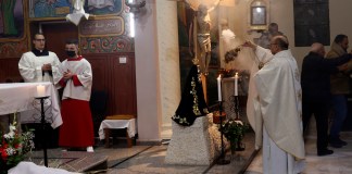 El padre Gabriel Romanelli durante una misa en la iglesia de la Sagrada Familia, en el corazón de la Franja de Gaza. Foto La Hora: AP
