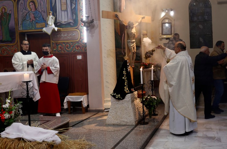 El padre Gabriel Romanelli durante una misa en la iglesia de la Sagrada Familia, en el corazón de la Franja de Gaza. Foto La Hora: AP