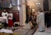 El padre Gabriel Romanelli durante una misa en la iglesia de la Sagrada Familia, en el corazón de la Franja de Gaza. Foto La Hora: AP