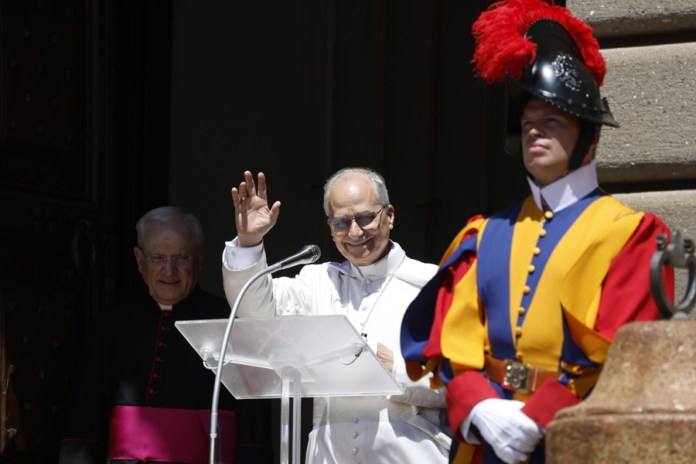 El papa León XIV saluda mientras preside el rezo del Ángelus en Castel Gandolfo, cerca de Roma, Italia. Foto La Hora: EFE-Fabio Frustaci.