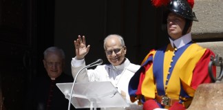El papa León XIV saluda mientras preside el rezo del Ángelus en Castel Gandolfo, cerca de Roma, Italia. Foto La Hora: EFE-Fabio Frustaci.