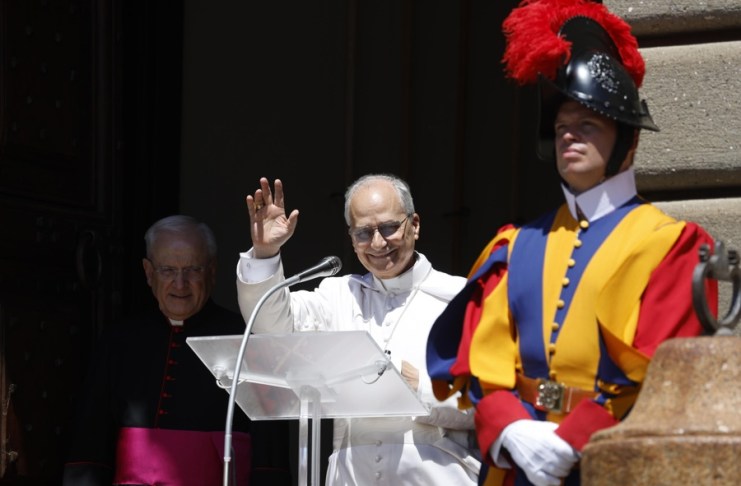 El papa León XIV saluda mientras preside el rezo del Ángelus en Castel Gandolfo, cerca de Roma, Italia. Foto La Hora: EFE-Fabio Frustaci.
