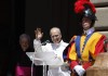 El papa León XIV saluda mientras preside el rezo del Ángelus en Castel Gandolfo, cerca de Roma, Italia. Foto La Hora: EFE-Fabio Frustaci.