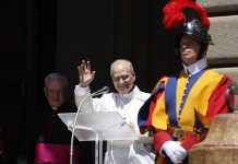 El papa pide respeto de derecho humanitario en Gaza: Nada justifica «el castigo colectivo» El papa León XIV saluda mientras preside el rezo del Ángelus en Castel Gandolfo, cerca de Roma, Italia. Foto La Hora: EFE-Fabio Frustaci.