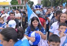 Minuto a minuto desde el Obelisco: así viven los guatemaltecos el partido Guatemala vs EE. UU. Guatemalteco porta la camisola de la selección azul y blanco. Foto La Hora: Fabricio Alonzo.