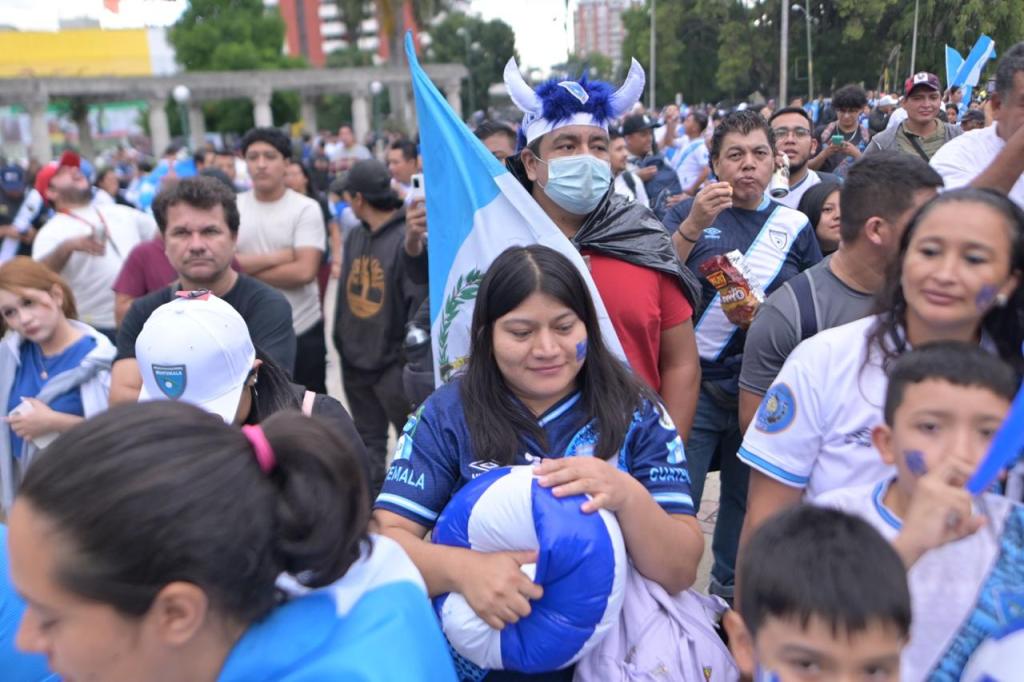 Guatemalteco porta la camisola de la selección azul y blanco. Foto La Hora: Fabricio Alonzo.