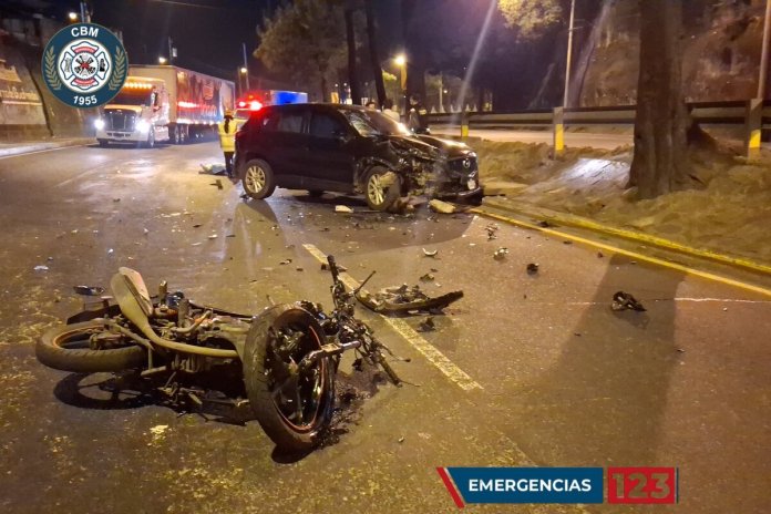 Durante la madrugada de este jueves 24 de julio se registró un accidente de tránsito sobre el Anillo Periférico, a un costado de la Colonia Las Torres, Zona 7 capitalina.. Foto La Hora: Bomberos Voluntarios.