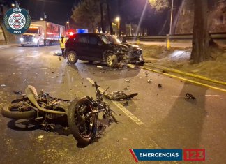 Durante la madrugada de este jueves 24 de julio se registró un accidente de tránsito sobre el Anillo Periférico, a un costado de la Colonia Las Torres, Zona 7 capitalina.. Foto La Hora: Bomberos Voluntarios.
