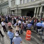 Personas evacuadas por el sismo de 5.6 registrado esta tarde. Foto La Hora: Jose Orozco